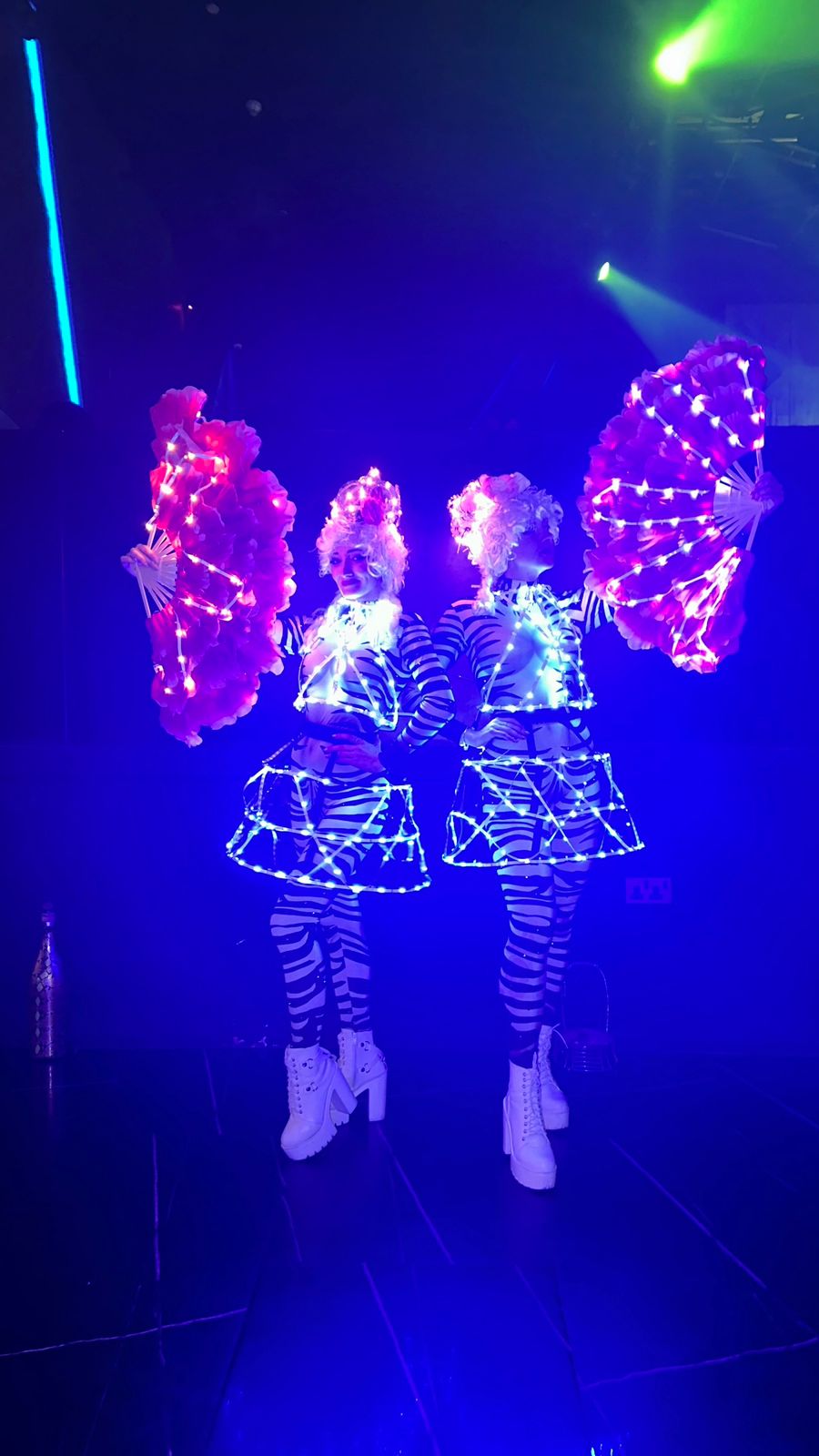 LED fan hostess by Li costa