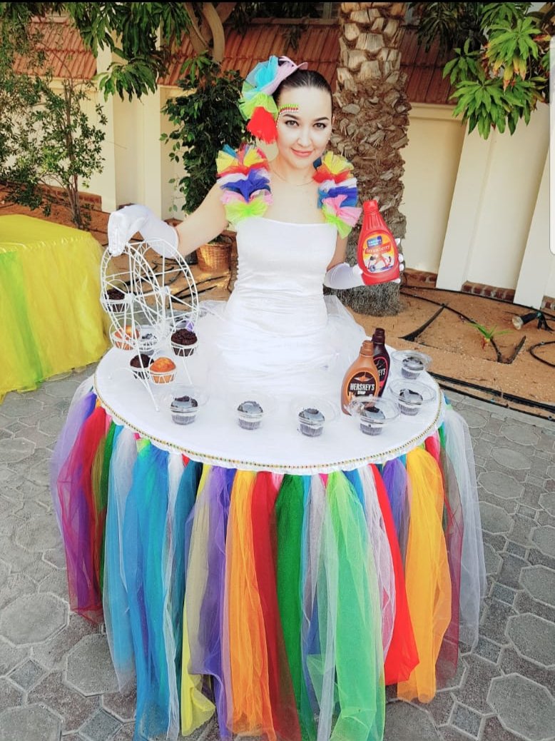 Rainbow Strolling Table Lady
