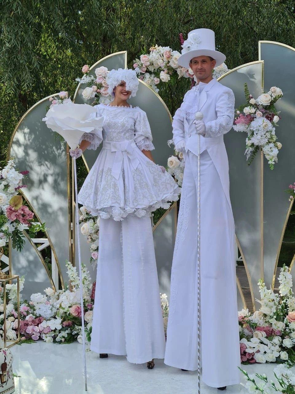 Winter Wonderland Stilt Walkers