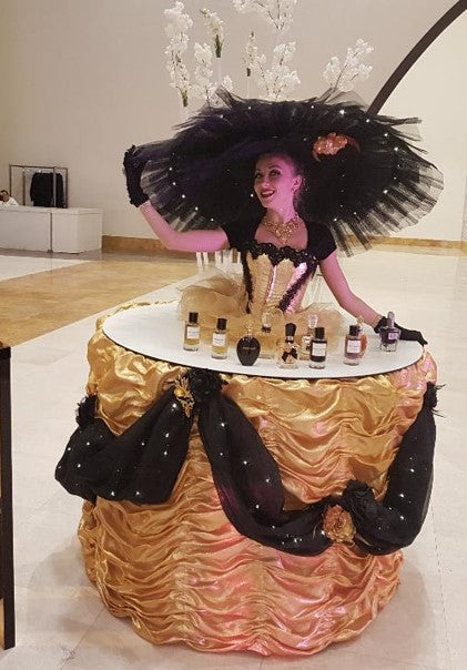 Back and Golden Strolling Table Ladies