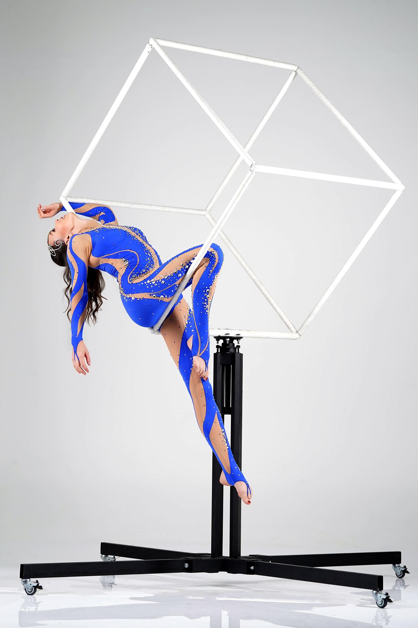 Freestanding cube