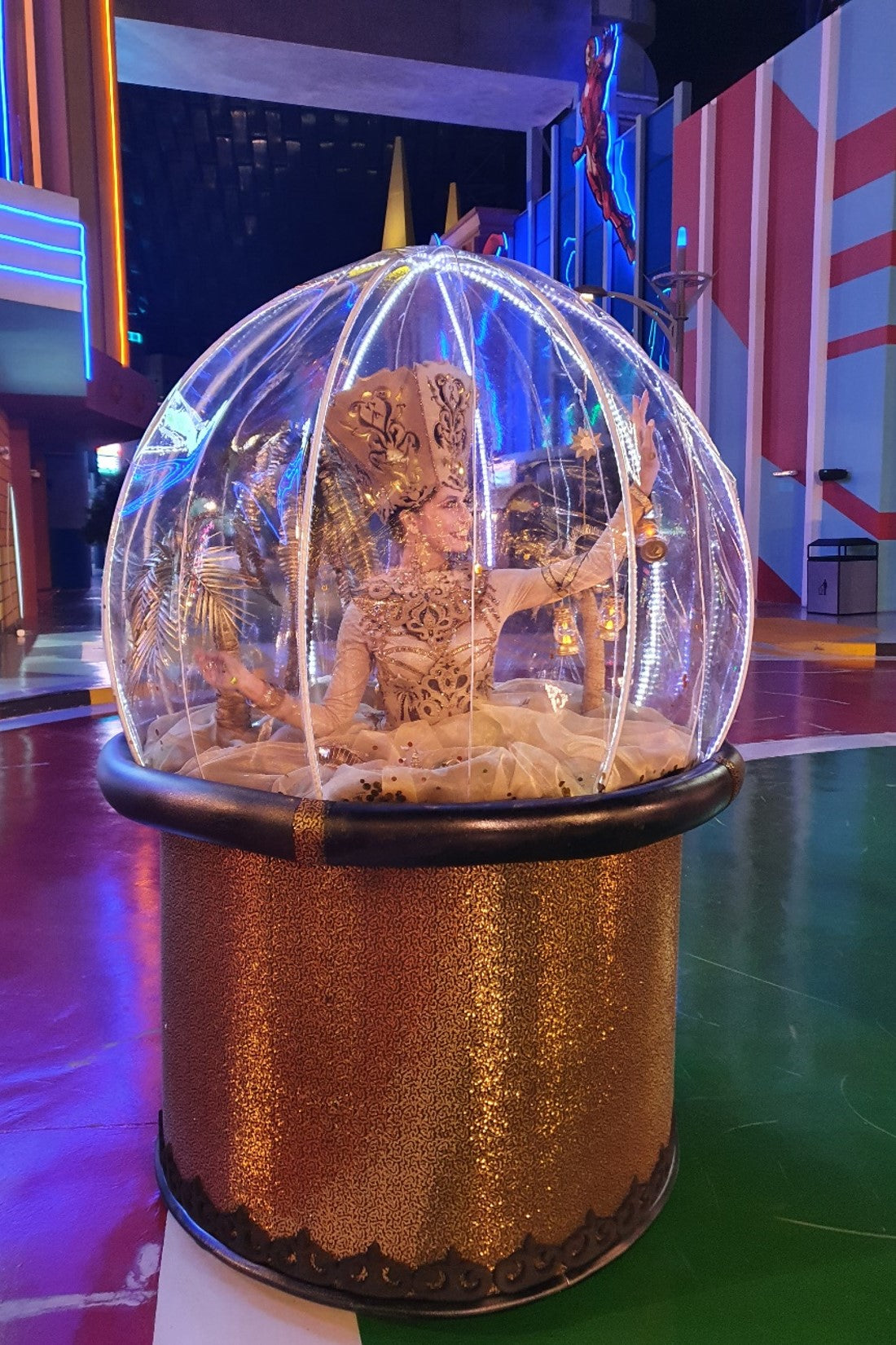 Strolling Globe
